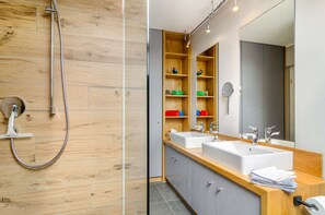 Dusche, Haartrockner, Handtücher