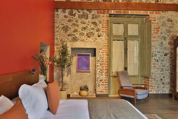 2 bedrooms, desk, iron/ironing board, travel cot