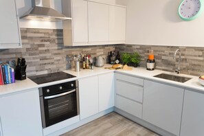 Kühlschrank, Mikrowelle, Ofen, Herdplatte