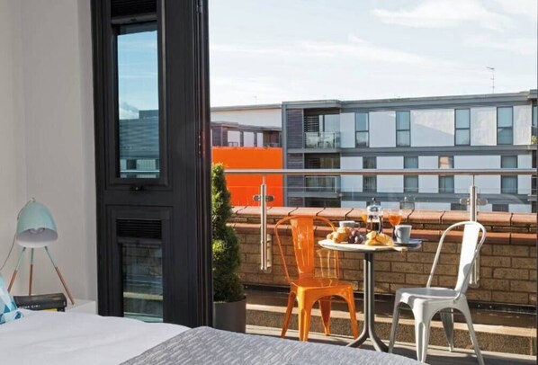 Outdoor dining - 2 bedroom Apartment - Sleeps up to 4 with double beds (Milton Keynes)
