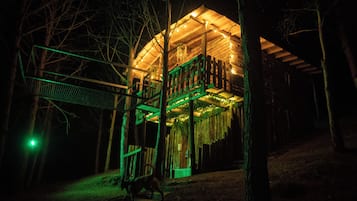 Superior Tree House | Pillowtop beds, free WiFi