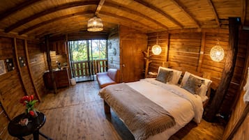 Trehytte – honeymoon | Senger med overmadrass og wi-fi (inkludert)