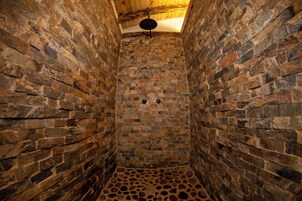 Toallas, jabón, shampoo, papel higiénico