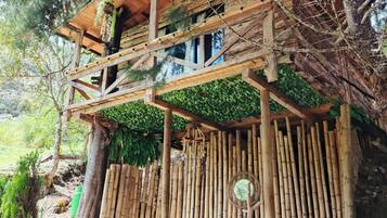 Honeymoon Tree House | Terrace/patio
