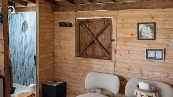 Honeymoon Tree House | Pillowtop beds, free WiFi