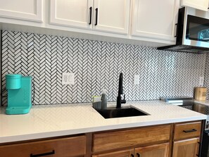 冷蔵庫、電子レンジ、オーブン、コンロ