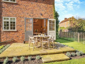 Outdoor dining - Barn House is a lovely characterful barn conversion. (Aubourn)