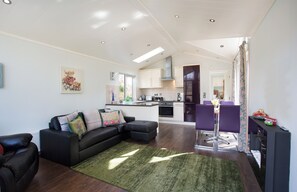 Stuga | Vardagsrum | Tv och eldstad