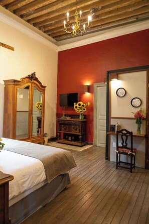 2 bedrooms, iron/ironing board, travel crib, free WiFi