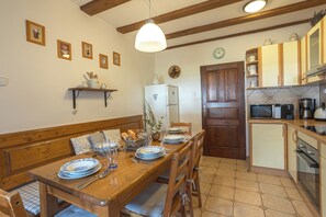 Kjøleskap, mikrobølgeovn, ovn og oppvaskmaskin