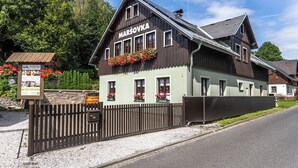 Un bâtiment en bois sur lequel on peut lire l’inscription « MARŠOVKA ».