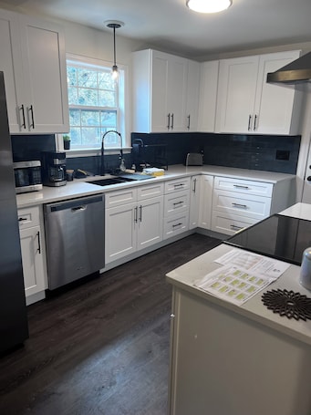 Fridge, microwave, oven, stovetop. 3-bedroom house in charming Columbia. Near town square. Enjoy your stay