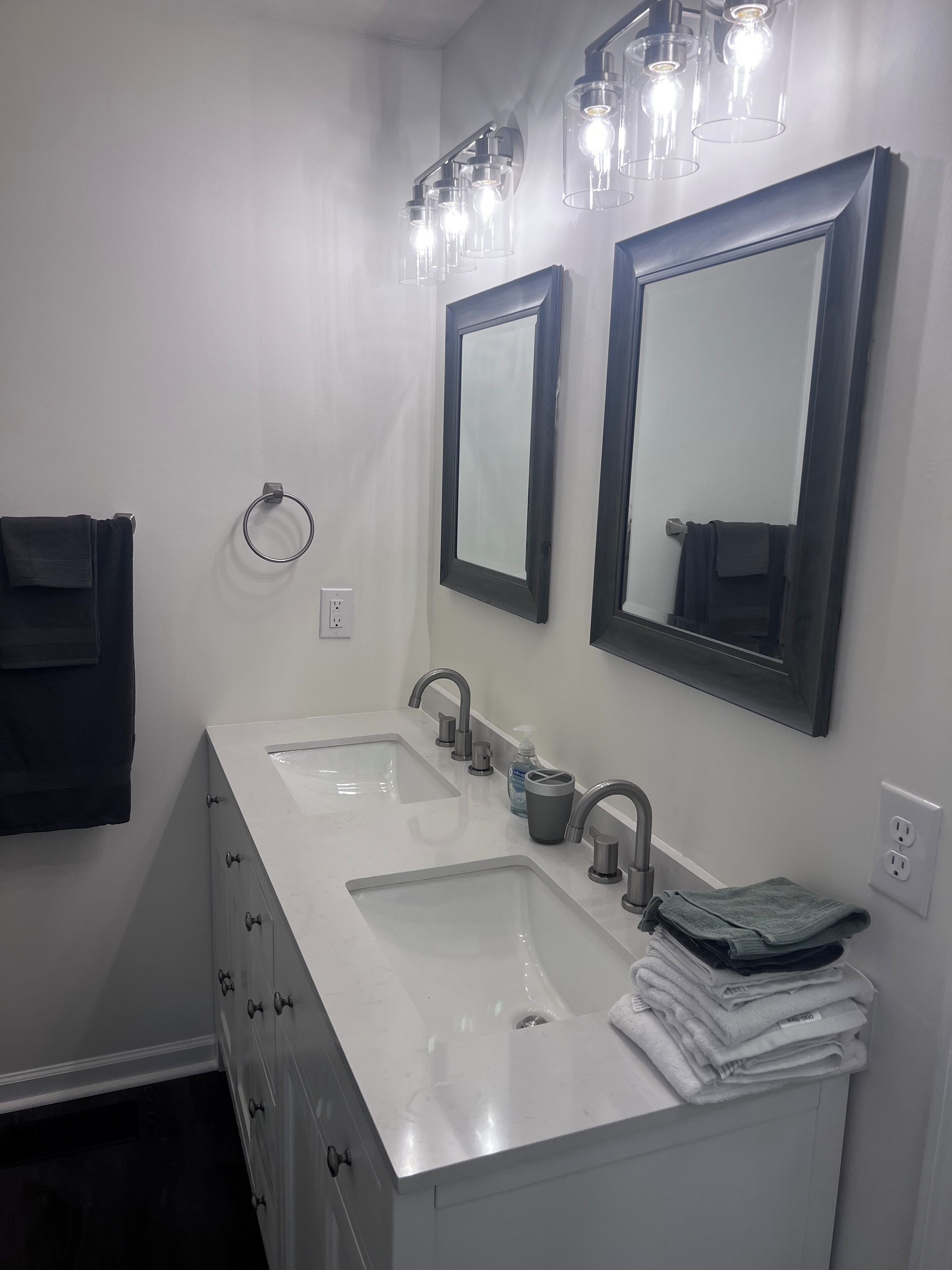 Secador de pelo, toallas, jabón, shampoo