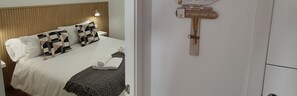 1 dormitori, planxa i posts de planxar, un bressol de viatge i wifi 