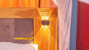 1 bedroom, desk, WiFi