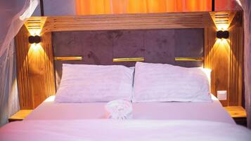 1 bedroom, desk, WiFi