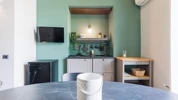 Deluxe Double Room, Garden View (Ischia) | Cucina privata | Frigorifero, macchina per caffè espresso, macchina per tè/caffè