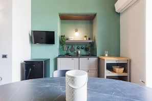Deluxe Double Room, Garden View (Ischia) | Private kitchen - DOMUS XENIA (San Giorgio a Cremano)