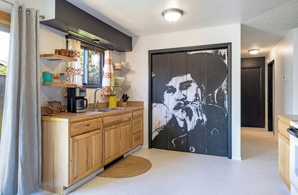 Kjøleskap, mikrobølgeovn, ovn og kokeplater