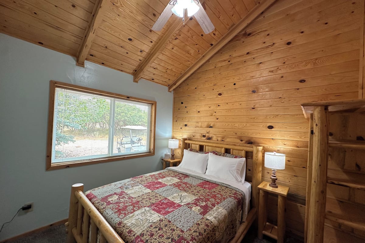 3 Bedroom Cabin #1 | WiFi (free), bed sheets