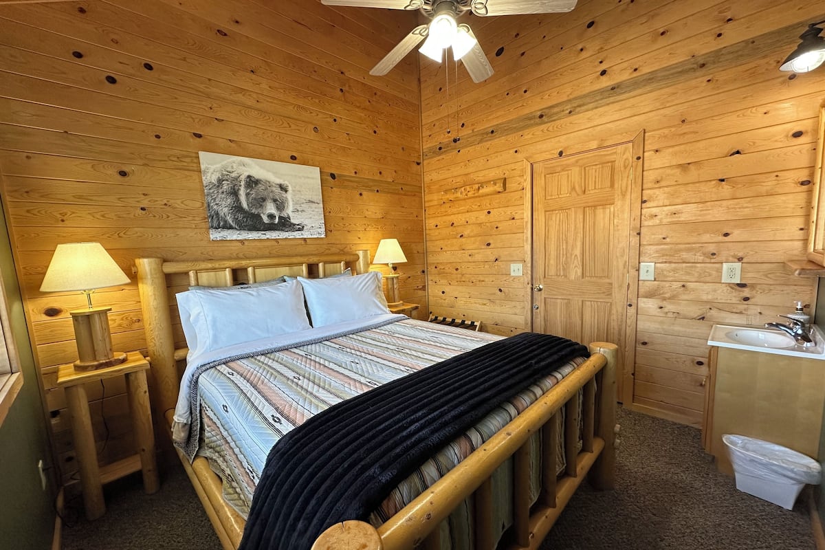 3 bedroom cabin #3 | Iron/ironing board, free WiFi