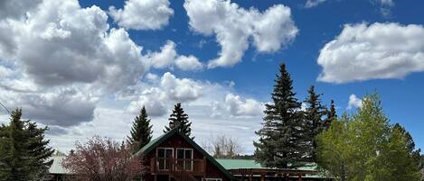 Vista frontal de la propiedad