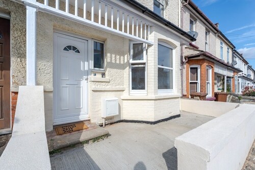 "Spacious 4-Bed Family Home in Chatham – Modern Comfort & Prime Location!"
