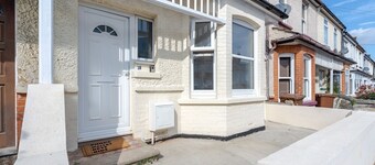 "Spacious 4-Bed Family Home in Chatham – Modern Comfort & Prime Location!"