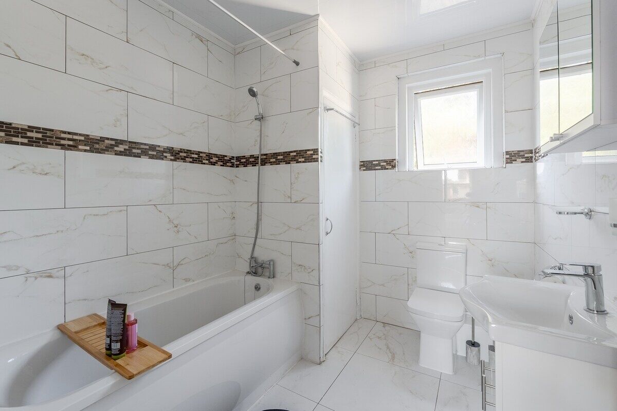 Dusche, Haartrockner, Handtücher, Toilettenpapier