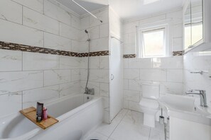 Dusch, hårtork, handdukar och toalettpapper