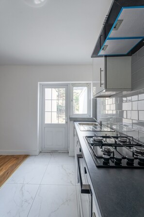 Kylskåp, mikrovågsugn, ugn och spishäll