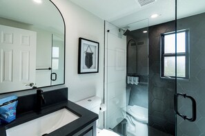 Appartement, patio | Salle de bain