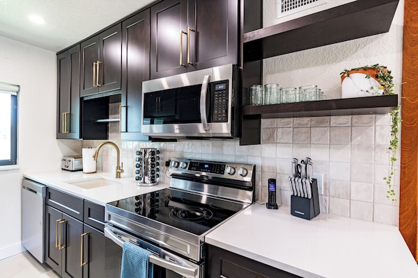 Apartment, Patio | Private kitchen | Fridge, microwave, oven, stovetop