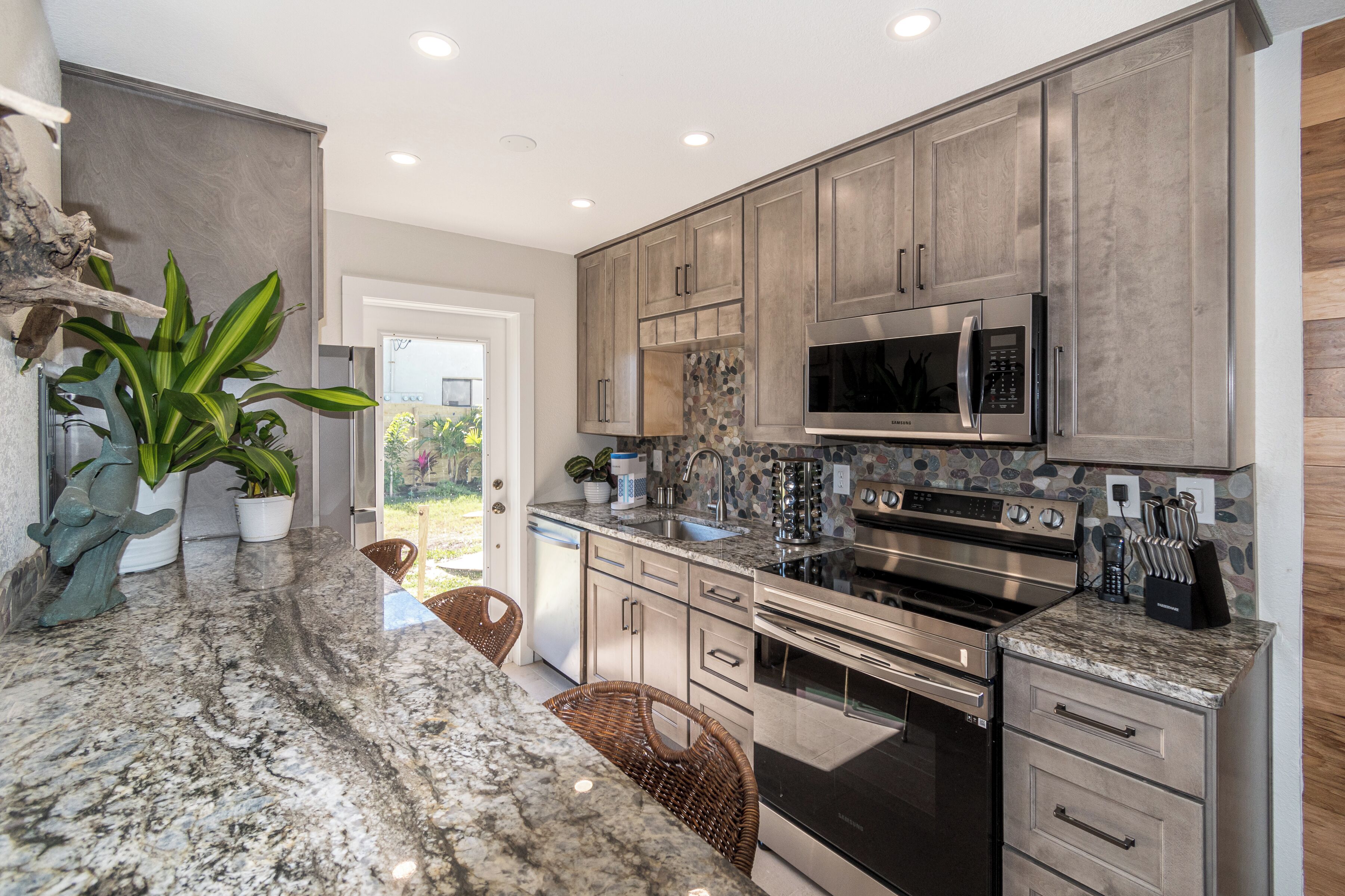 Apartment, Patio | Private kitchen | Fridge, microwave, oven, stovetop