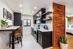 Apartment, Patio | Private kitchen | Fridge, microwave, oven, stovetop - 400 South (Cocoa Beach)