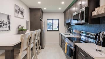 Appartamento, patio | Cucina privata | Frigorifero, microonde, forno, piano cottura
