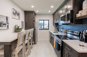 Appartement, patio | Cuisine privée | Réfrigérateur, micro-ondes, four, plaque de cuisson