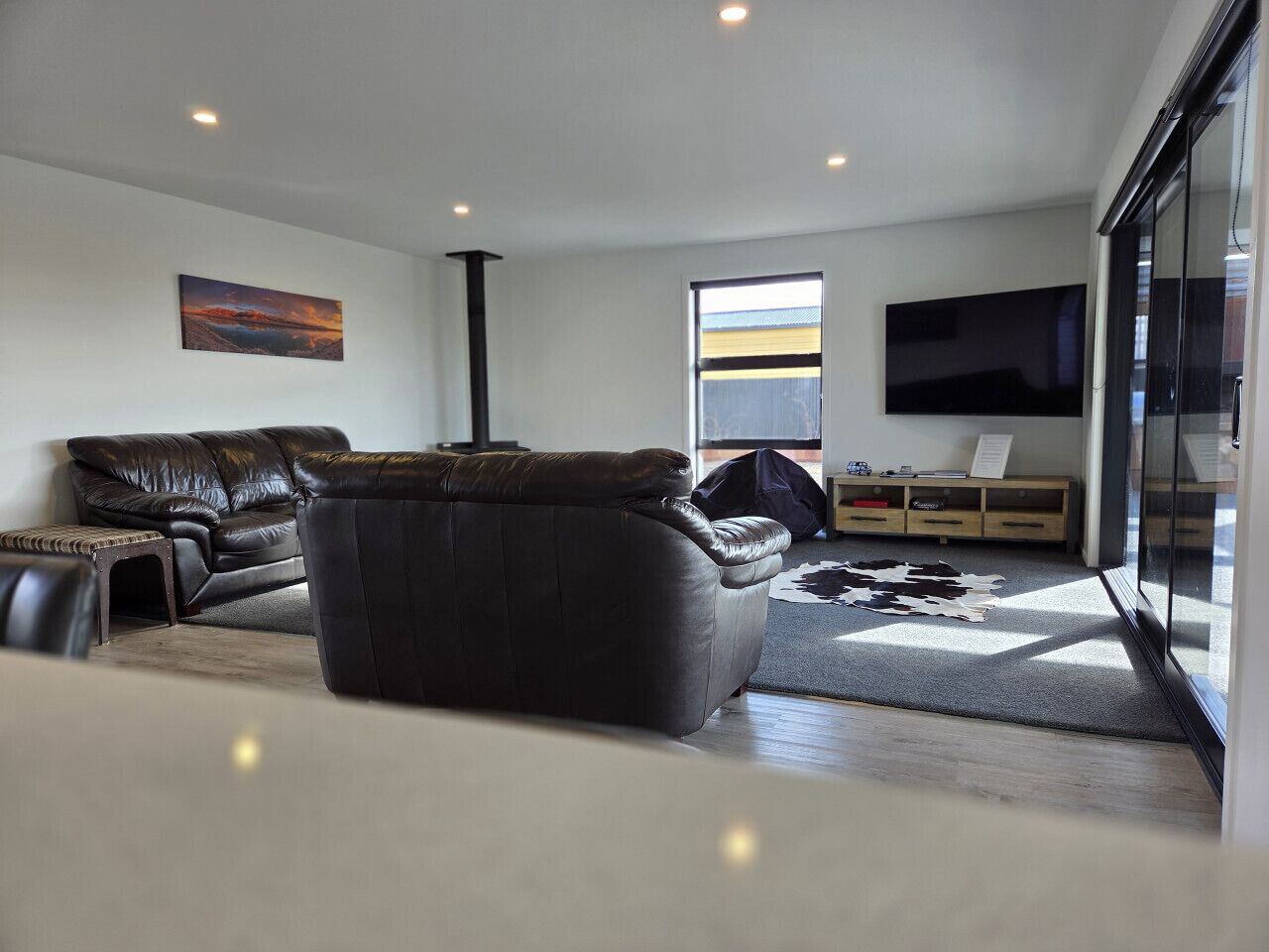 TV connectée, cheminée, livres