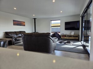 Smart TV, fireplace, books - Stay at 2A McHutcheson (Twizel)