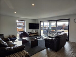 Smart TV, fireplace, books - Stay at 2A McHutcheson (Twizel)