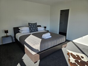 4 bedrooms, free WiFi, bed sheets - Stay at 2A McHutcheson (Twizel)