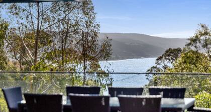 Coastal View - 5-bedroom home in a quiet location with treetop ocean views