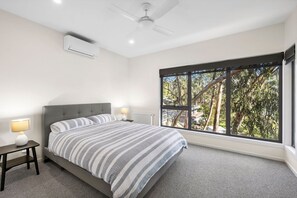 5 bedrooms, iron/ironing board, WiFi, bed sheets