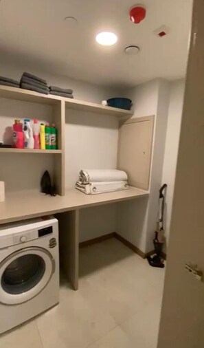 Produtos de toalete grátis, sabonete, shampoo, papel higiênico