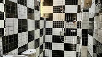 Apartamento Deluxe, balcón, vistas a la colina | Baño | Ducha, zapatillas y toallas