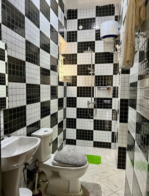 Appartamento Deluxe, balcone, vista collina | Bagno | Doccia, pantofole, asciugamani