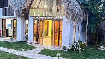 1 habitación, escritorio y espacio para trabajar con laptop