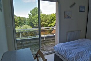 4 Schlafzimmer, Schreibtisch, Bügeleisen/Bügelbrett, Reisekinderbett