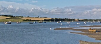 Bright villa set in 3000 m2 of wooded grounds 300 metres from the beach