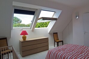 4 bedrooms, desk, iron/ironing board, travel crib